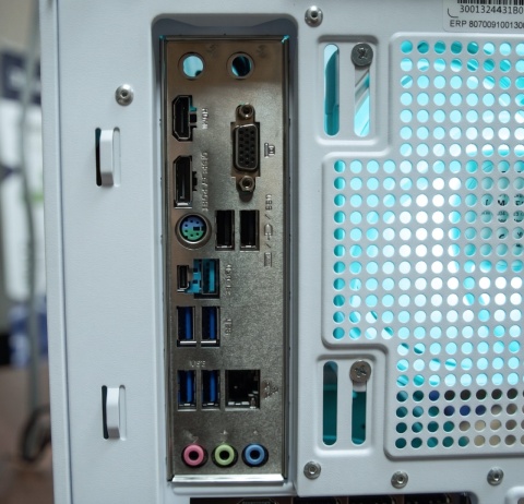 Nowy biały komputer gamingowy Ryzen 5 5600XT RTX 5060 16GB DDR4 1TB SSD Win11 Pro